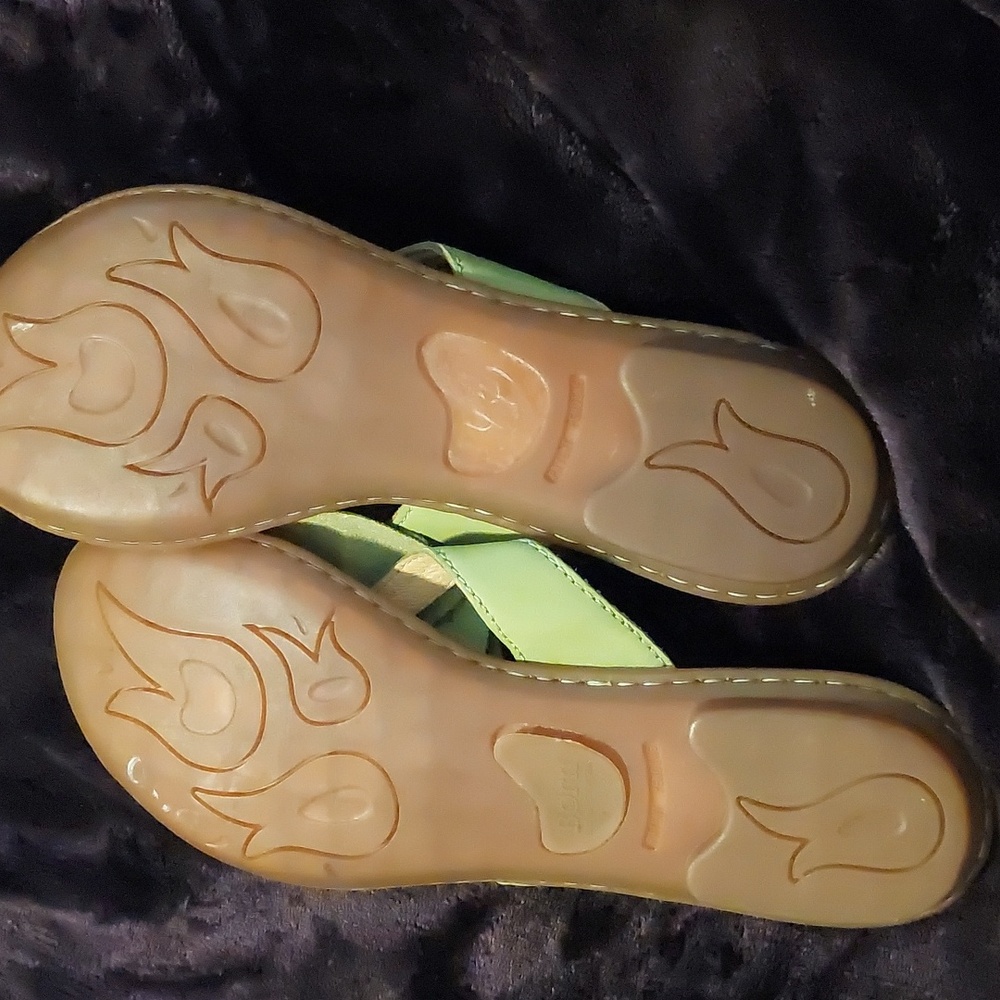 Born Avocado Green Leather Flower Flip Flop Sandals.  Size 8 (39) - Picture 6 of 6